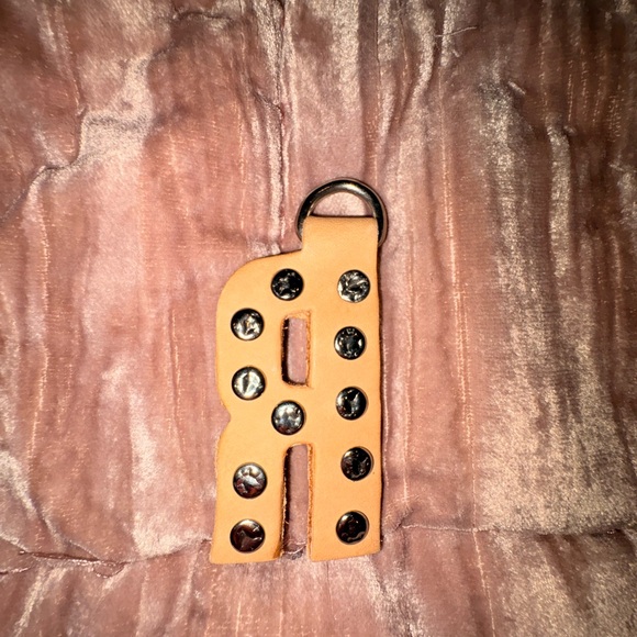 Consuela Letter R Keychain - Picture 2 of 2